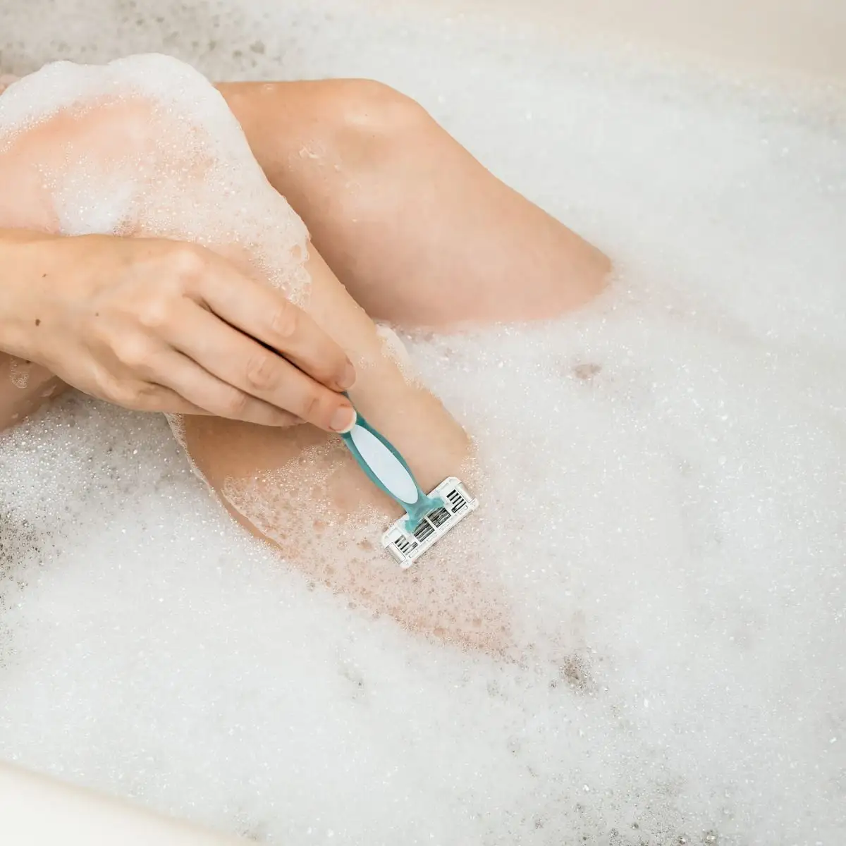 BIC EasyRinse Anti-Clogging Women's Disposable Razors for a Smoother Shave, Razors With 4 Blades 10 BIC EasyRinse Anti-Clogging Women's Disposable Razors for a Smoother Shave, Razors With 4 Blades