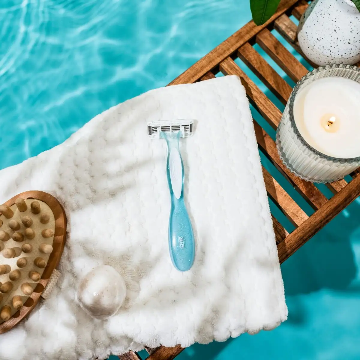 BIC EasyRinse Anti-Clogging Women's Disposable Razors for a Smoother Shave, Razors With 4 Blades 9 BIC EasyRinse Anti-Clogging Women's Disposable Razors for a Smoother Shave, Razors With 4 Blades