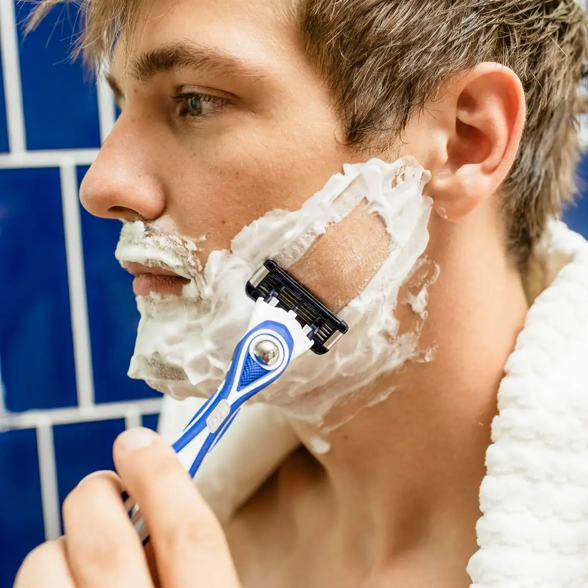 BIC EasyRinse Anti-Clogging Men's Disposable Razors for a Smoother Shave, Razors With 4 Blades 8 BIC EasyRinse Anti-Clogging Men's Disposable Razors for a Smoother Shave, Razors With 4 Blades