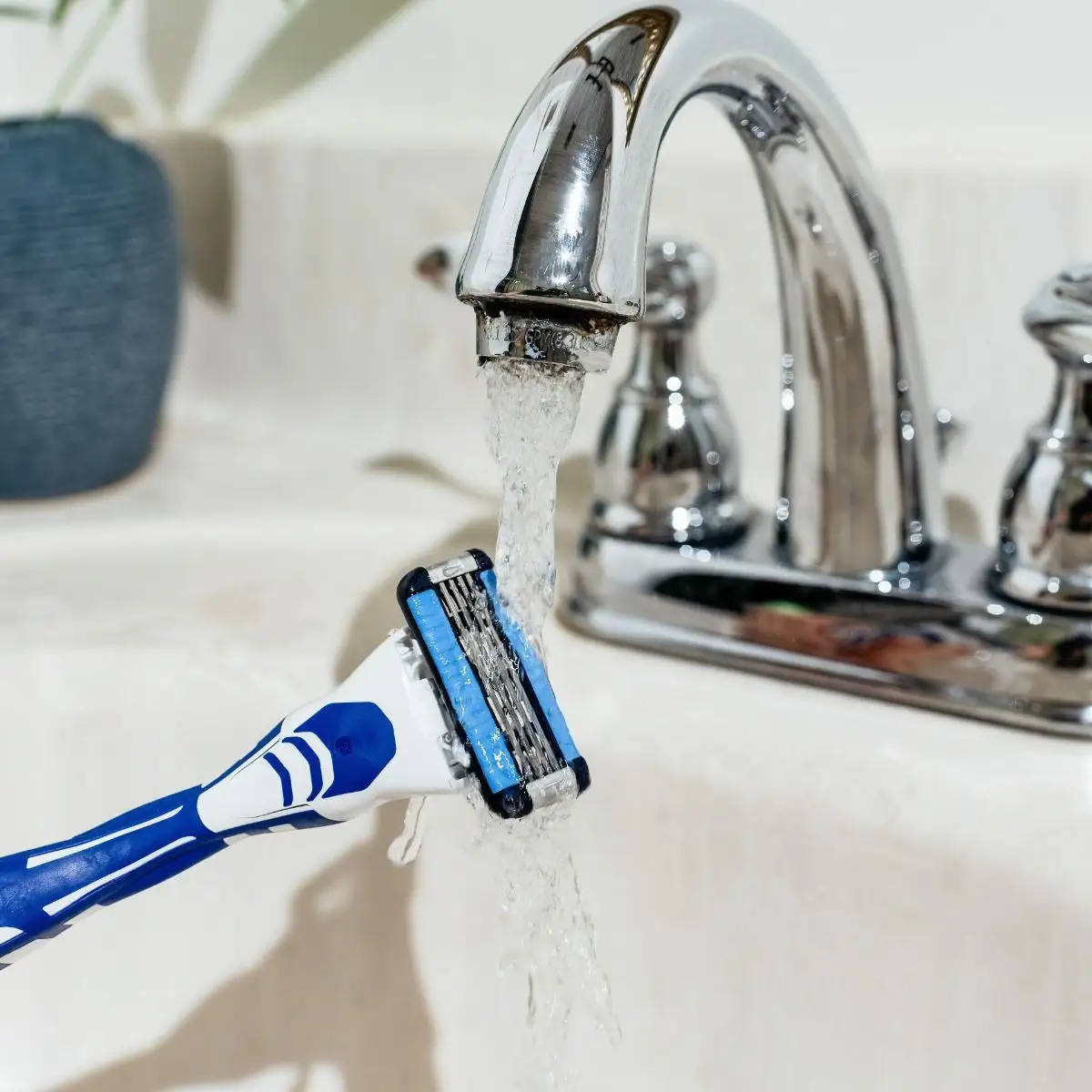 BIC EasyRinse Anti-Clogging Men's Disposable Razors for a Smoother Shave, Razors With 4 Blades 9 BIC EasyRinse Anti-Clogging Men's Disposable Razors for a Smoother Shave, Razors With 4 Blades